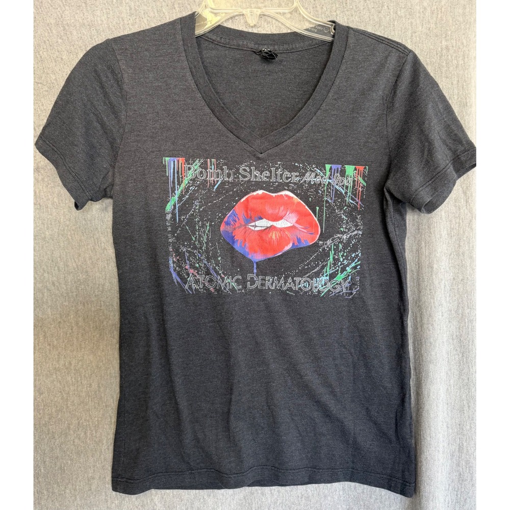 Small Grunge Lips Med Spa Atomic Dermatology Edgy Streetwear V Neck Graphic Tee‎